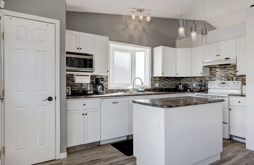 Grande Prairie House | The Perfect 5 Bed, 4 Baths, Mini gym, 2 Kitchens, 2 Living rooms