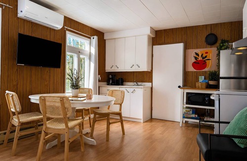 Saint-Tite-des-Caps Ski Chalet | The Refuge between 2 Mountains - Spa, BBQ & Peace!