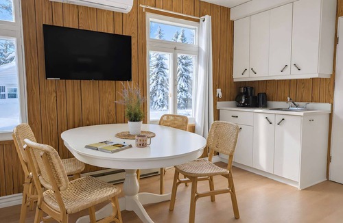Saint-Tite-des-Caps Ski Chalet | The Refuge between 2 Mountains - Spa, BBQ & Peace!