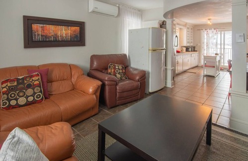 Notre-Dame-de-Bonsecours House | The River Refuge – 16p – Near Omega Park