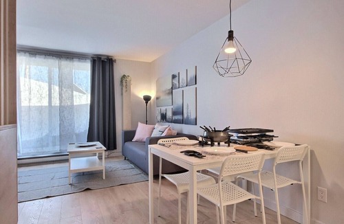 Saint Ferreol les Neiges Apartment | The Stylish| Mont St-Anne | Pool & Sauna | AC | Smart TV with channels