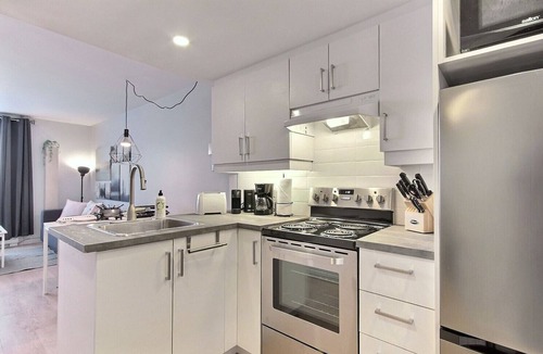 Saint Ferreol les Neiges Apartment | The Stylish| Mont St-Anne | Pool & Sauna | AC | Smart TV with channels