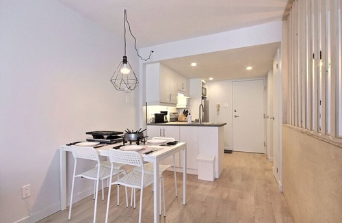 Saint Ferreol les Neiges Apartment | The Stylish| Mont St-Anne | Pool & Sauna | AC | Smart TV with channels