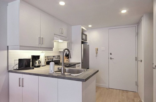 Saint Ferreol les Neiges Apartment | The Stylish| Mont St-Anne | Pool & Sauna | AC | Smart TV with channels