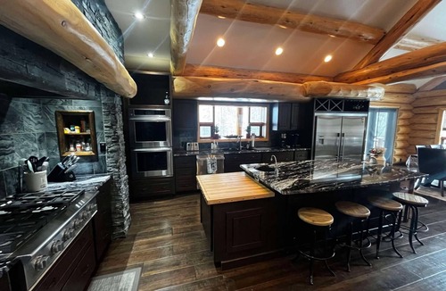 Valemount House | The Southview Lodge.