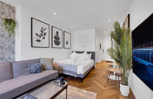 Milton Park Apartment | The Speakeasy Suite 502 With Parking