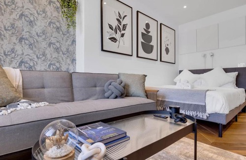 Milton Park Apartment | The Speakeasy Suite 502 With Parking