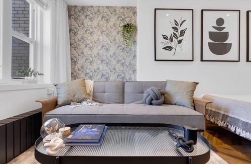 Milton Park Apartment | The Speakeasy Suite 502 With Parking