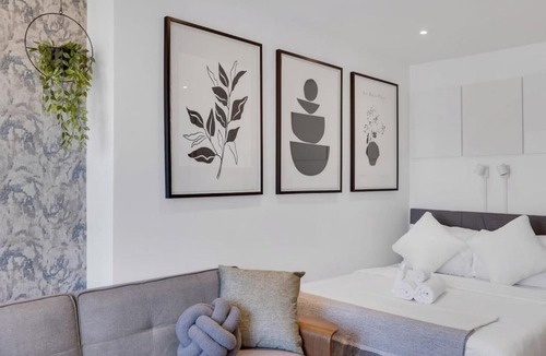 Milton Park Apartment | The Speakeasy Suite 502 With Parking