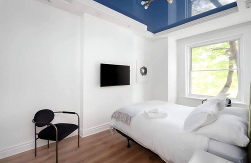 Golden Square Mile Apartment | The Suites | Downtown Montreal : Private Entrance
