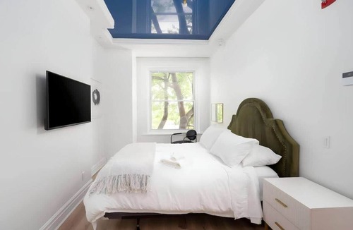Golden Square Mile Apartment | The Suites | Downtown Montreal : Private Entrance