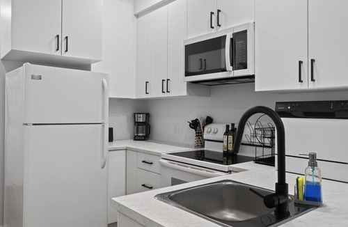 Gatineau Apartment | The Urban Hideaway | Stylish 1-Bedroom Apartment