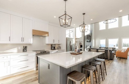 Big White Ski Resort House | The White Pearl - Luxury Chalet w/Mountain Views