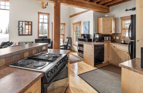 Snow Pine Estates Ski Chalet | The White Room | Priv. Hot Tub & Ski In/Ski Out