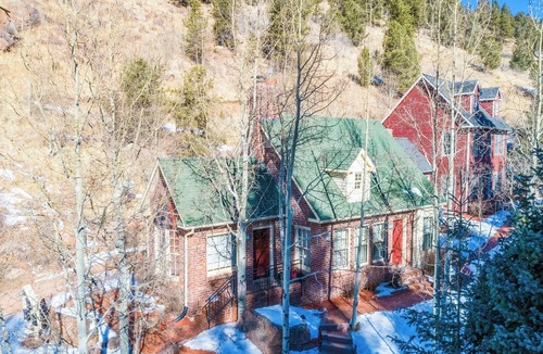 Rainbow Valley Cottage | The Williamsburg Cottage at Valley Glen.your romantic mountain getaway