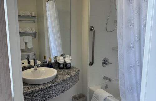 Claresholm Hotel | The Wilshire Inn