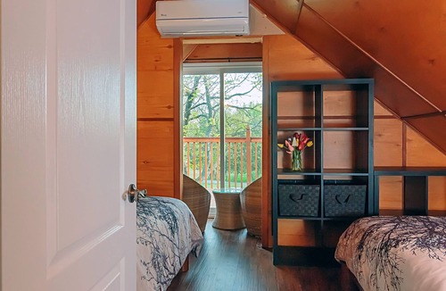 Milford Resort | The Woodpecker Retreat | Spacious 3-Bedroom Riverfront Cottage in PEC