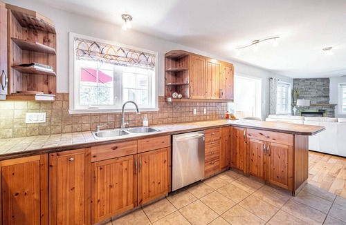 Saint Come Ski Chalet | Three Lakes Cottage | 4-Season Spa & BBQ | St-Côme | Private Lake | Fireplace
