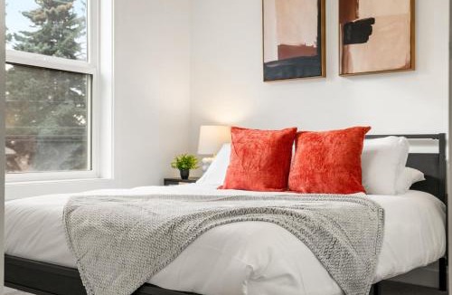 Capitol Hill House | Three Sisters Villas - 9BD 6BA - 7 mins DT - 20 ppl
