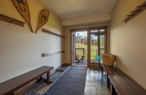 East Kootenay Apartment | Timberstone Ski-In/Ski-Out Retreat with Hot Tub