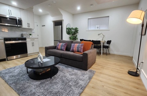 Southeast Calgary Apartment | TNC Stays Luxurious Modern Suite - 85inch TV, Private Entrance in Calgary South