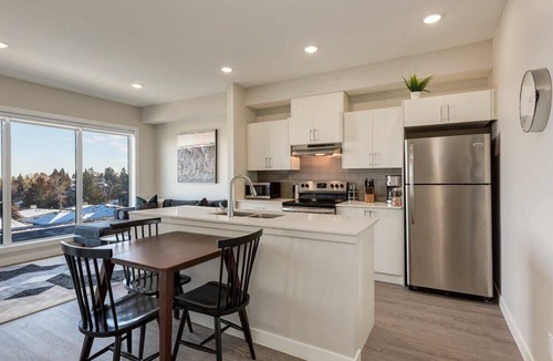 Shaganappi Apartment | Top Floor - Pet Friendly Apartment w/Free Underground Parking
