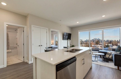 Shaganappi Apartment | Top Floor - Pet Friendly Apartment w/Free Underground Parking