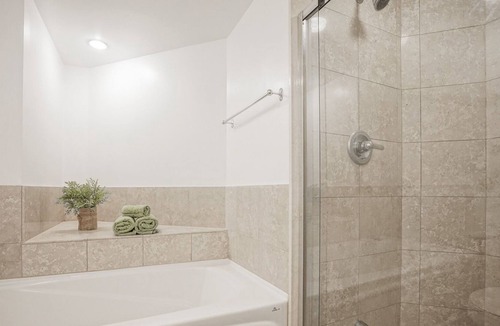 Toronto Entertainment District Condo | Toronto DT waterfront lakeview unit, minute walk to CN Tower, Convention Center,