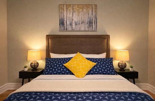West Deane Park House | Toronto Luxury Suite with Free Parking, Near Airport