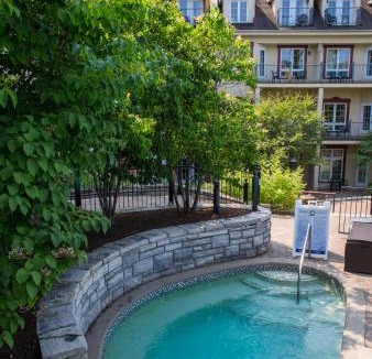 Mont-Tremblant Pedestrian Village Hotel | Tour des Voyageurs