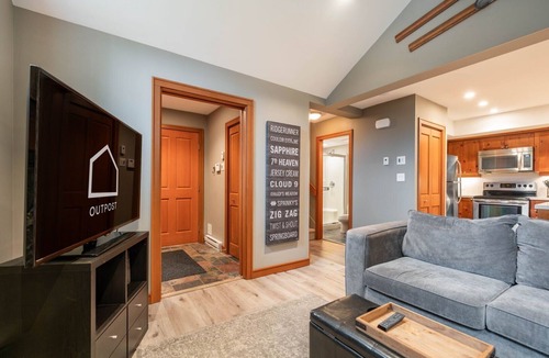 Blackcomb Condo | Townhome | Complex hot tub | BBQ | Free Parking