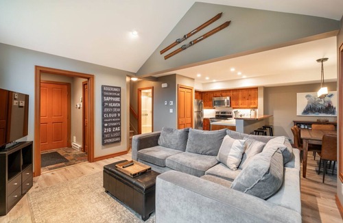 Blackcomb Condo | Townhome | Complex hot tub | BBQ | Free Parking