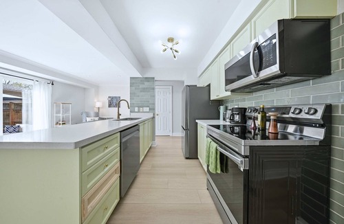 Burlington House | Townhome with Parking Ideal for Longer Stays