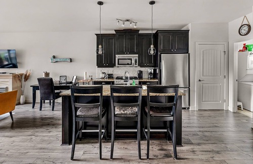 Westbank House | Townhouse at Lakefront Resort. Pool, Hot tub, Private Beach, King bed