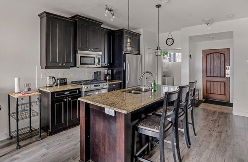 Westbank House | Townhouse at Lakefront Resort. Pool, Hot tub, Private Beach, King bed