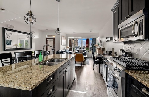 Westbank House | Townhouse at Lakefront Resort. Pool, Hot tub, Private Beach, King bed