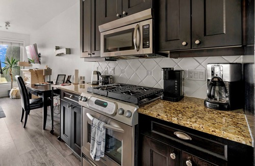 Westbank House | Townhouse at Lakefront Resort. Pool, Hot tub, Private Beach, King bed