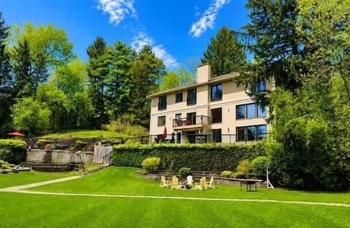 Thornhill House | Tranquil Estate Retreat Pool Pond on 3 Acres