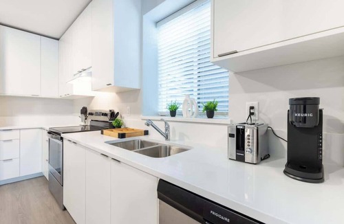 White Rock House | Tranquil & Modern: Close to Promenade & Pier ~ Pkg