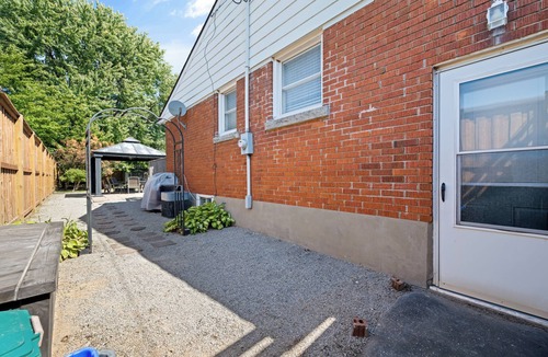 Niagara Falls House | Tranquil poolside retreat! Basement with 2 rooms! Close to Niagara Falls.