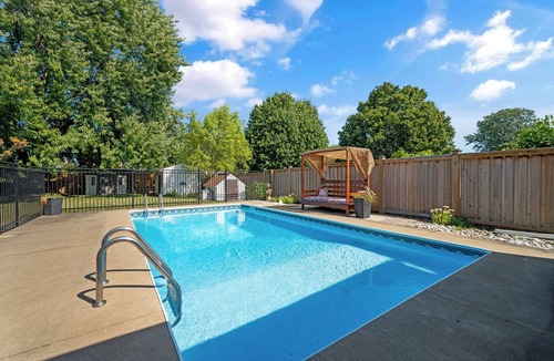 Niagara Falls House | Tranquil poolside retreat! Basement with 2 rooms! Close to Niagara Falls.