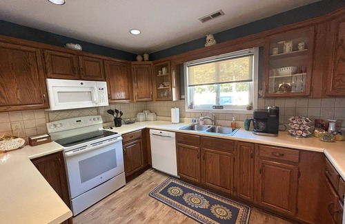 Wilmington House | Tranquility awaits, close to Wrightsville beach & downtown Riverwalk!
