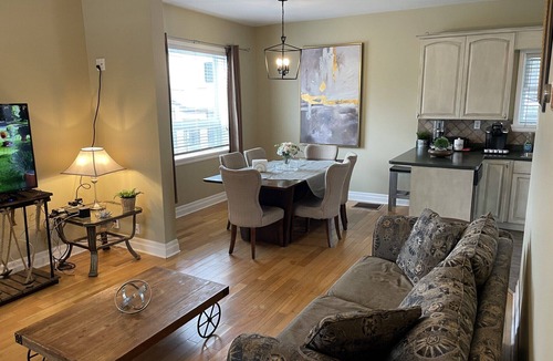 Niagara Falls House | Tranquility Near the River includes Complimentary Breakfast