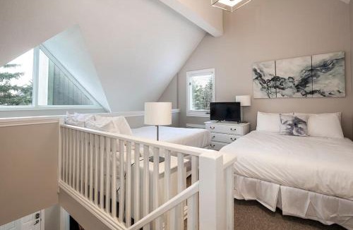 Craigleith Apartment | Tranquility Oasis Ski-In Out Hot Tub Shuttle