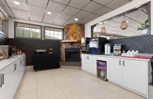 Blairmore Hotel | Travelodge by Wyndham Blairmore