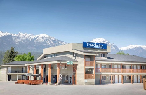 Golden Hotel | Travelodge by Wyndham Golden Sportsman Lodge
