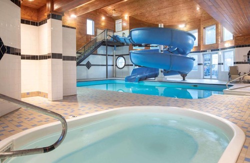 Golden Hotel | Travelodge by Wyndham Golden Sportsman Lodge
