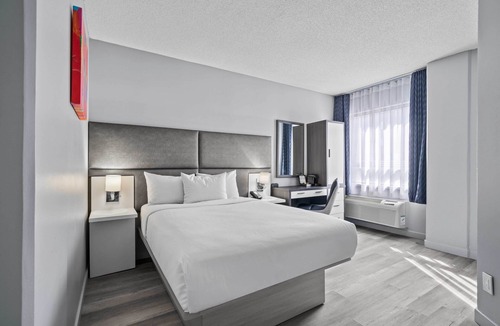 Chinatown Hotel | Travelodge Hotel by Wyndham Montreal Centre