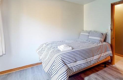 Damariscotta House | Tree-lined home with screened porch & perfect Midcoast location