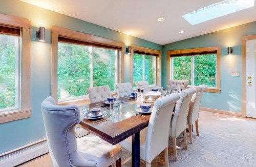 Damariscotta House | Tree-lined home with screened porch & perfect Midcoast location
